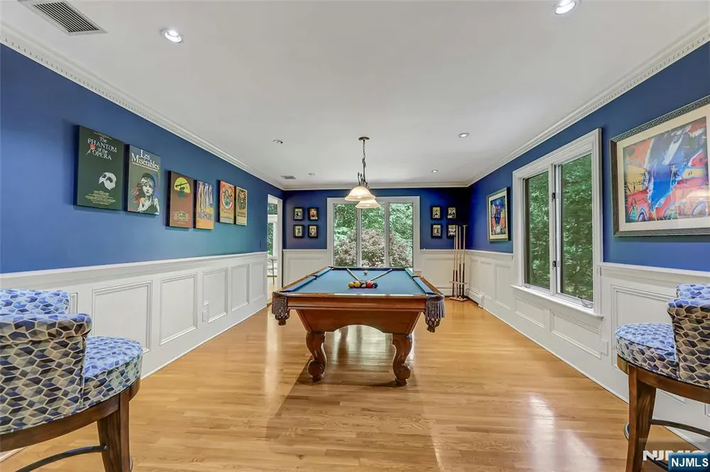 364 Canterbury Ln, Wyckoff, NJ 07481