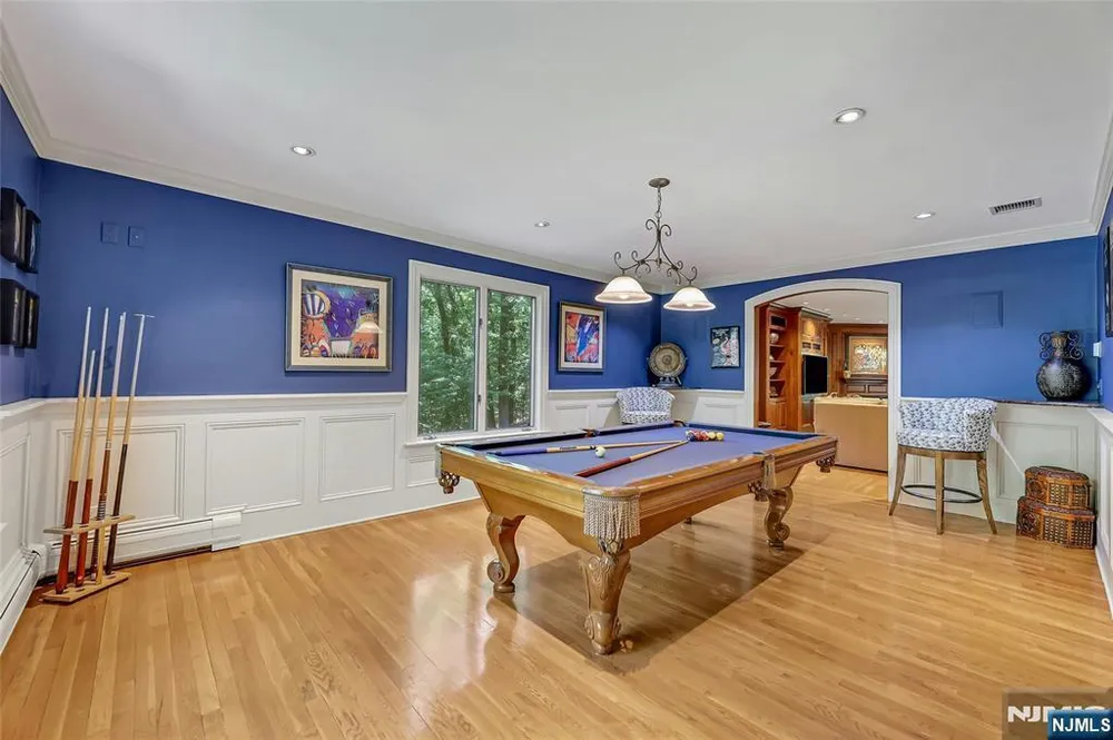 364 Canterbury Ln, Wyckoff, NJ 07481