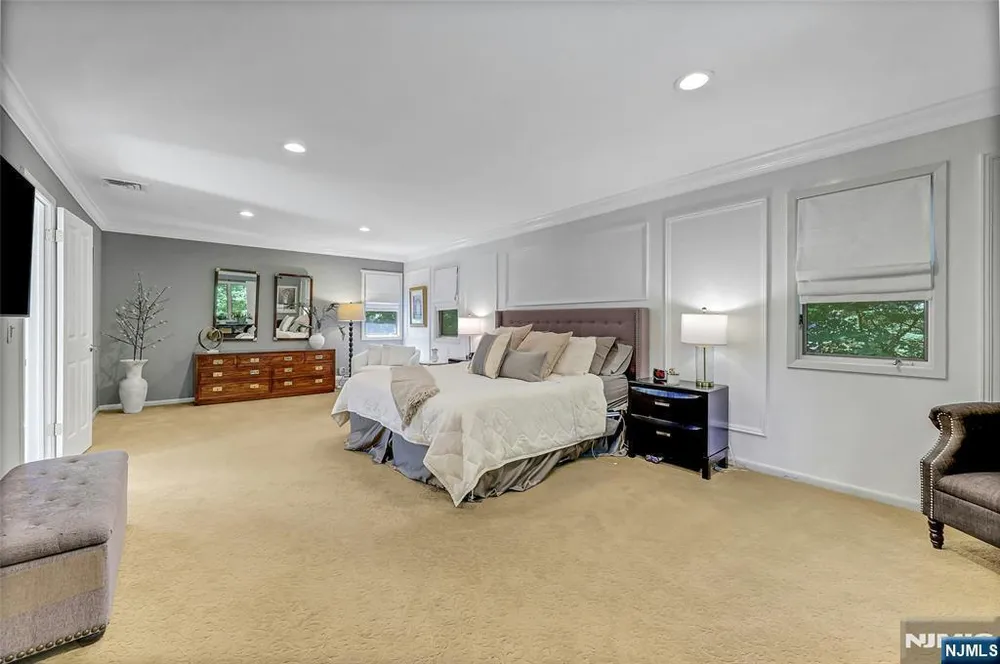 364 Canterbury Ln, Wyckoff, NJ 07481