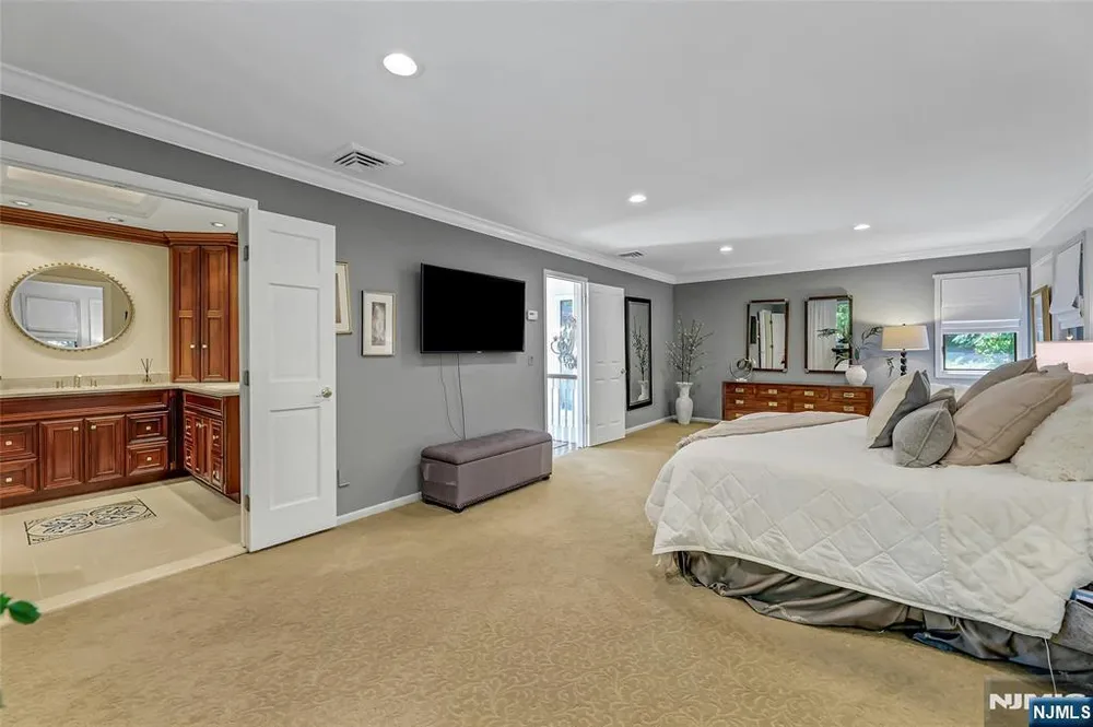 364 Canterbury Ln, Wyckoff, NJ 07481
