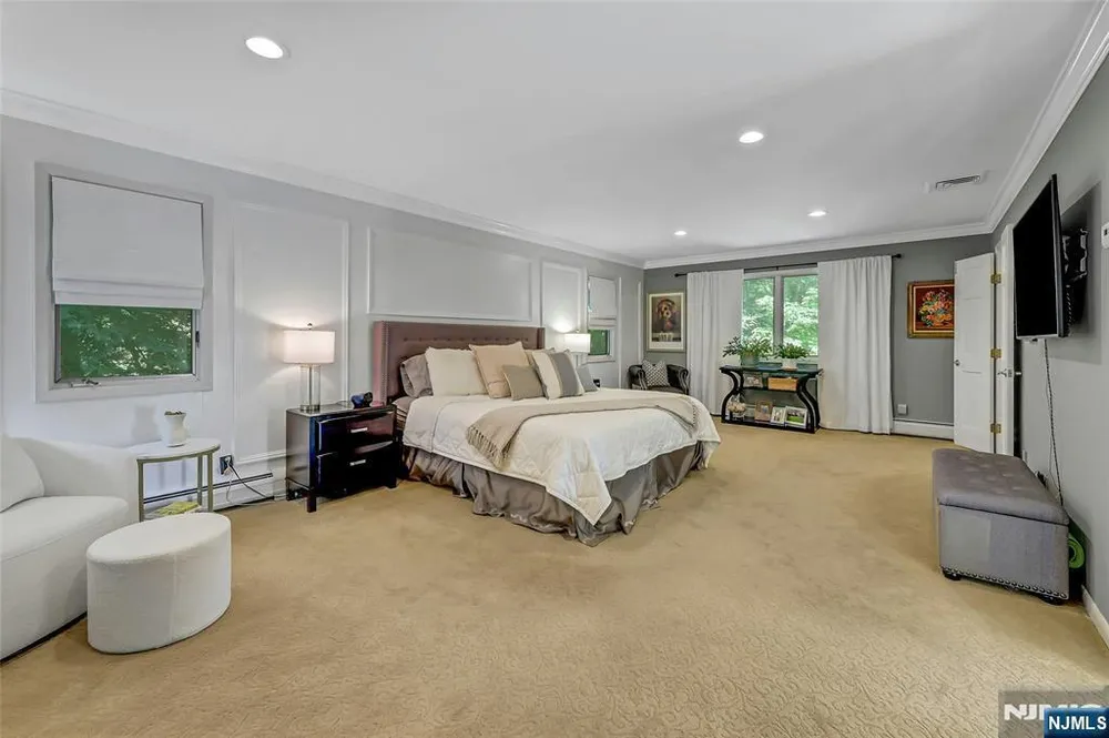 364 Canterbury Ln, Wyckoff, NJ 07481
