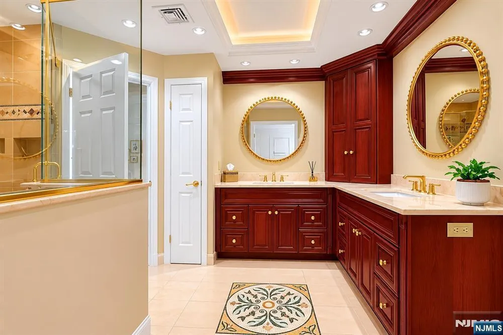 364 Canterbury Ln, Wyckoff, NJ 07481