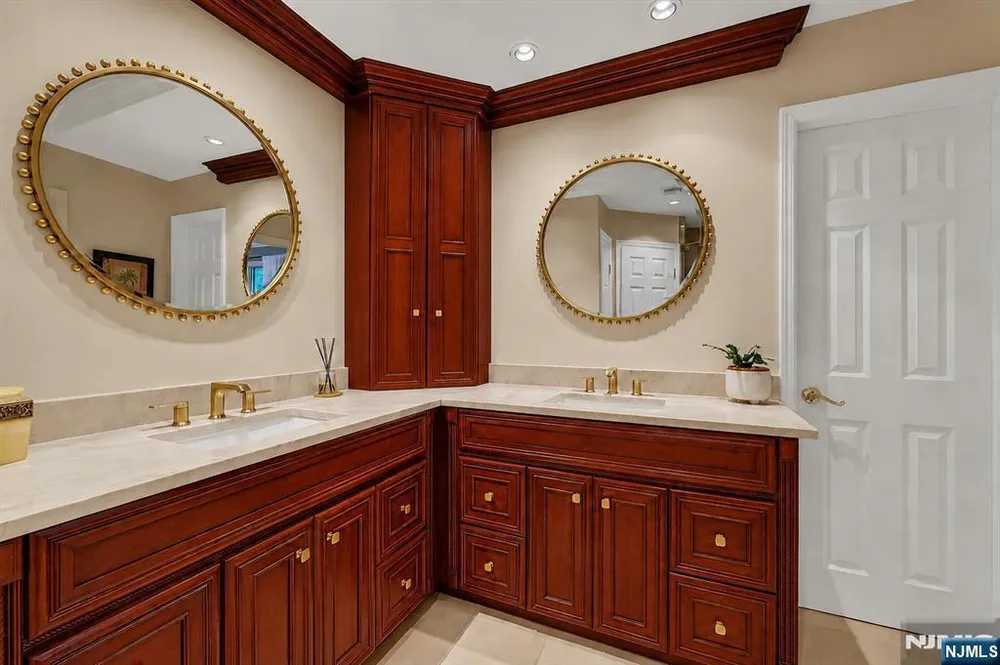 364 Canterbury Ln, Wyckoff, NJ 07481