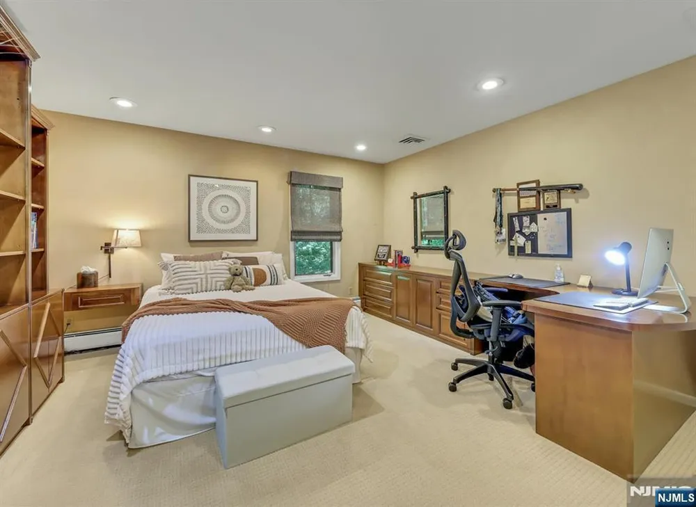 364 Canterbury Ln, Wyckoff, NJ 07481