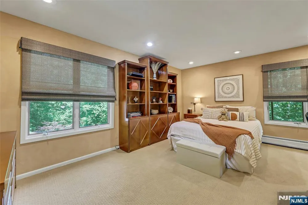 364 Canterbury Ln, Wyckoff, NJ 07481