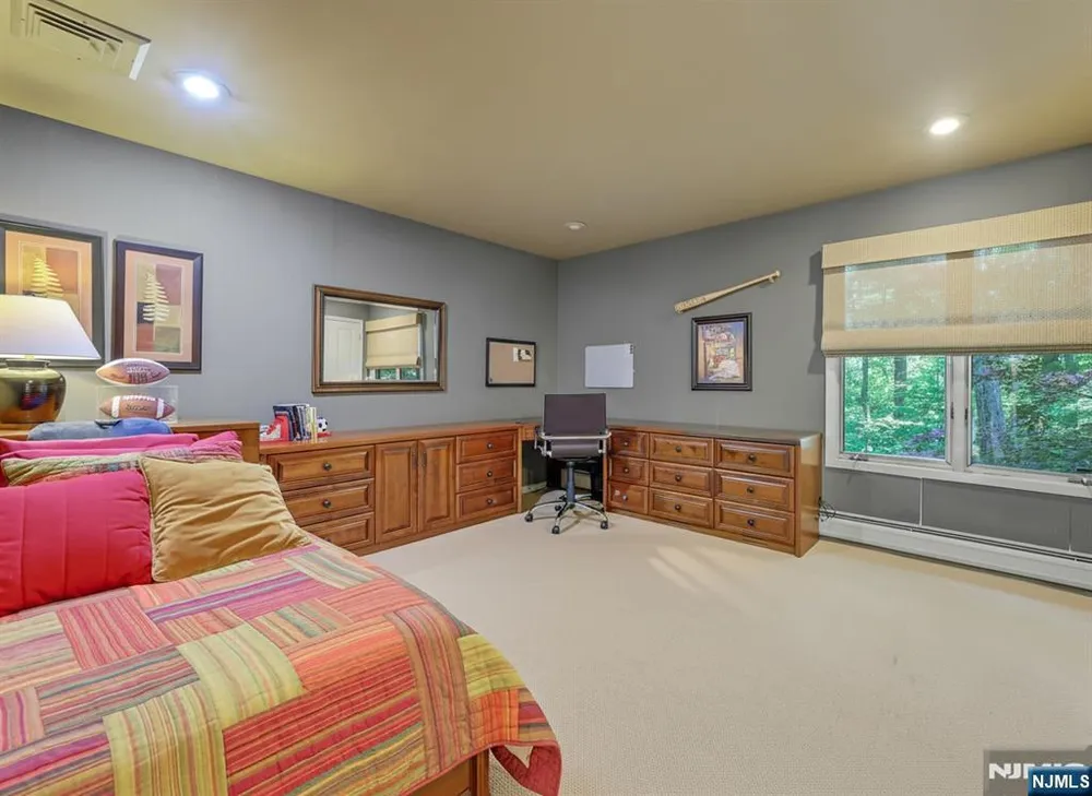 364 Canterbury Ln, Wyckoff, NJ 07481