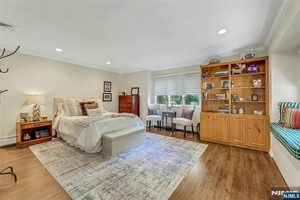 364 Canterbury Ln, Wyckoff, NJ 07481