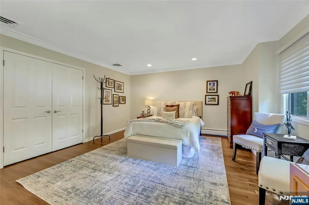 364 Canterbury Ln, Wyckoff, NJ 07481