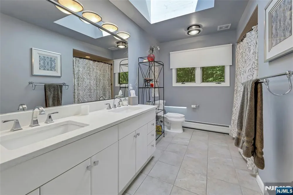 364 Canterbury Ln, Wyckoff, NJ 07481