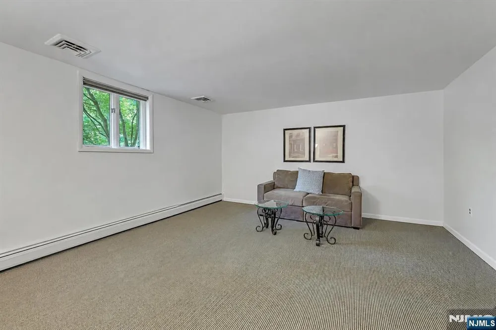 364 Canterbury Ln, Wyckoff, NJ 07481