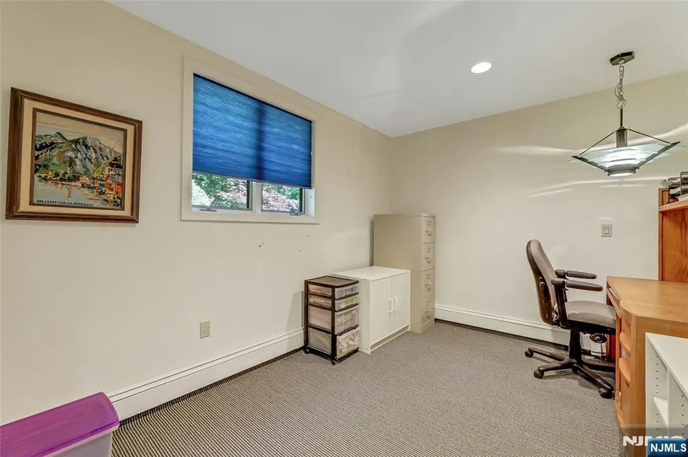 364 Canterbury Ln, Wyckoff, NJ 07481