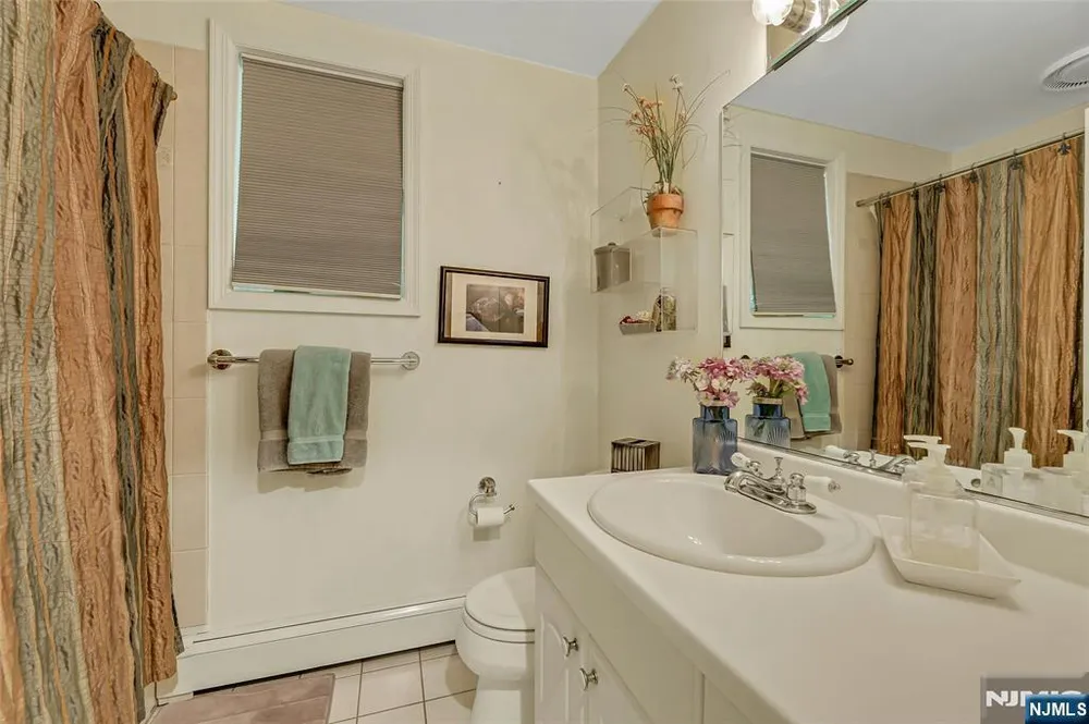 364 Canterbury Ln, Wyckoff, NJ 07481
