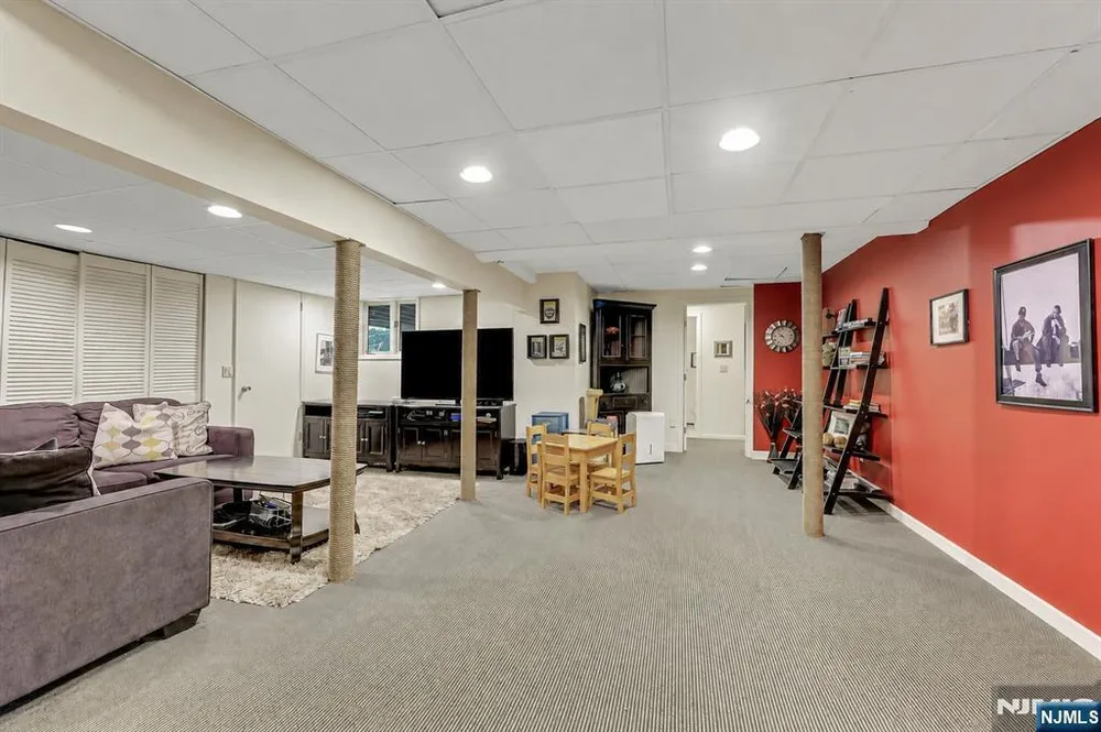 364 Canterbury Ln, Wyckoff, NJ 07481