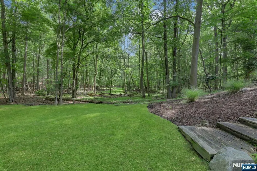 364 Canterbury Ln, Wyckoff, NJ 07481