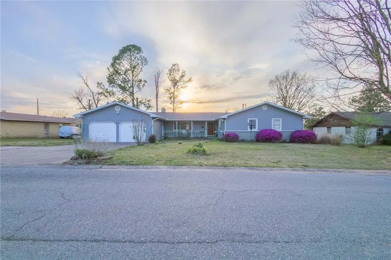 908 S 14th Pl, Rogers, AR 72758