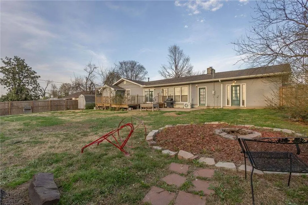908 S 14th Pl, Rogers, AR 72758