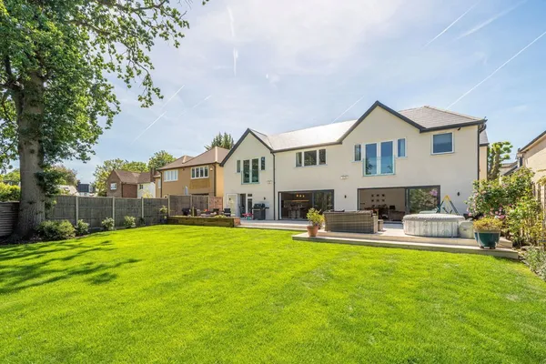 Pine Grove, Weybridge, KT13 photo 14