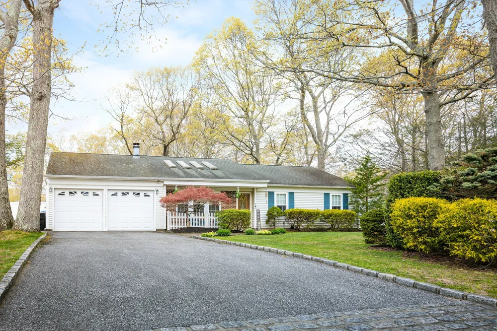 4 Mount Oak Pl, Ridge, NY 11961