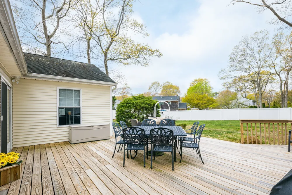 4 Mount Oak Pl, Ridge, NY 11961