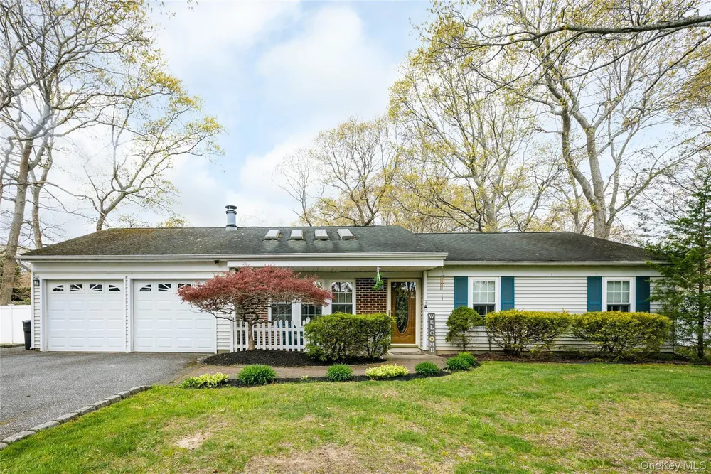 4 Mount Oak Pl, Ridge, NY 11961