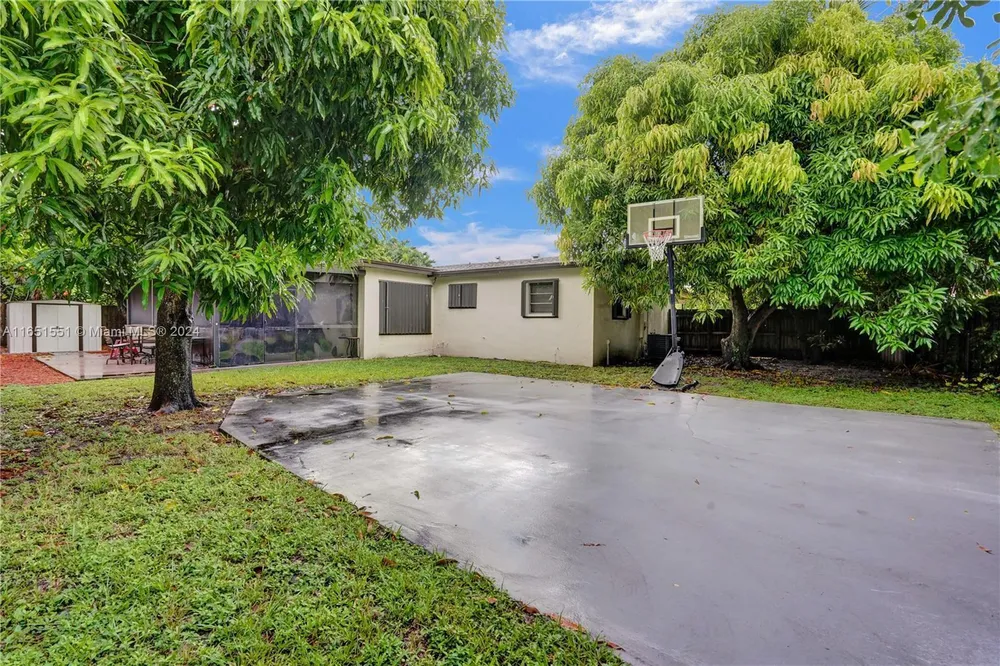 770 NW 175th Dr, Miami Gardens, FL 33169
