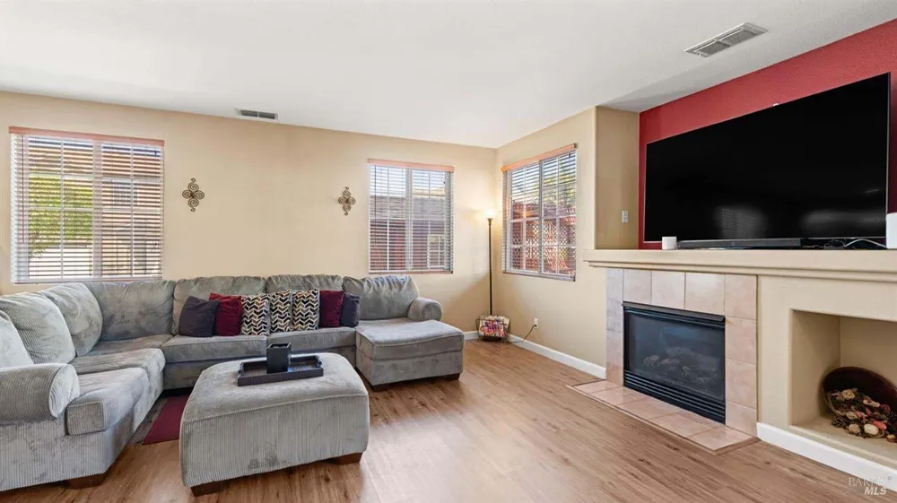 2581 Smith Ln, Fairfield, CA 94533