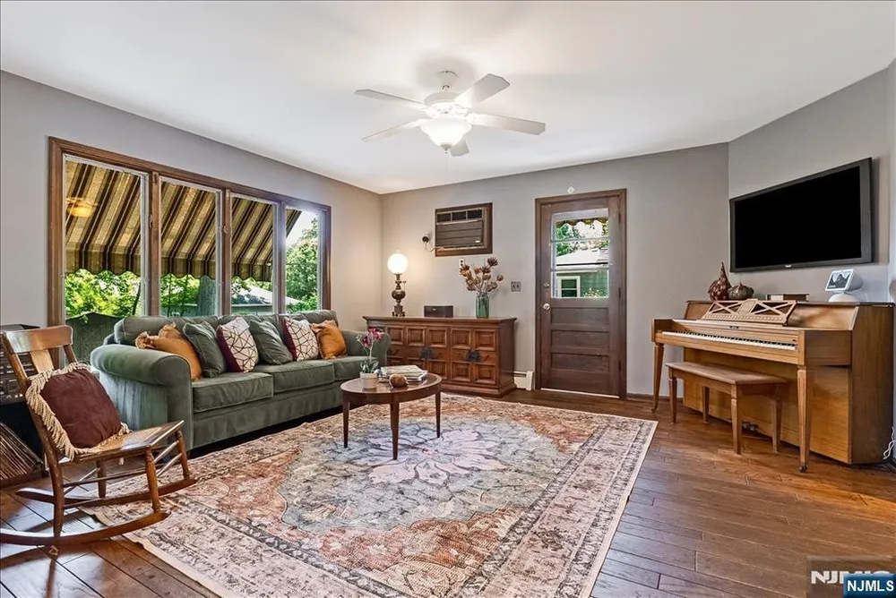 525 S Maple Ave, Glen Rock, NJ 07452
