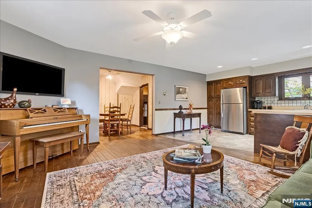 525 S Maple Ave, Glen Rock, NJ 07452