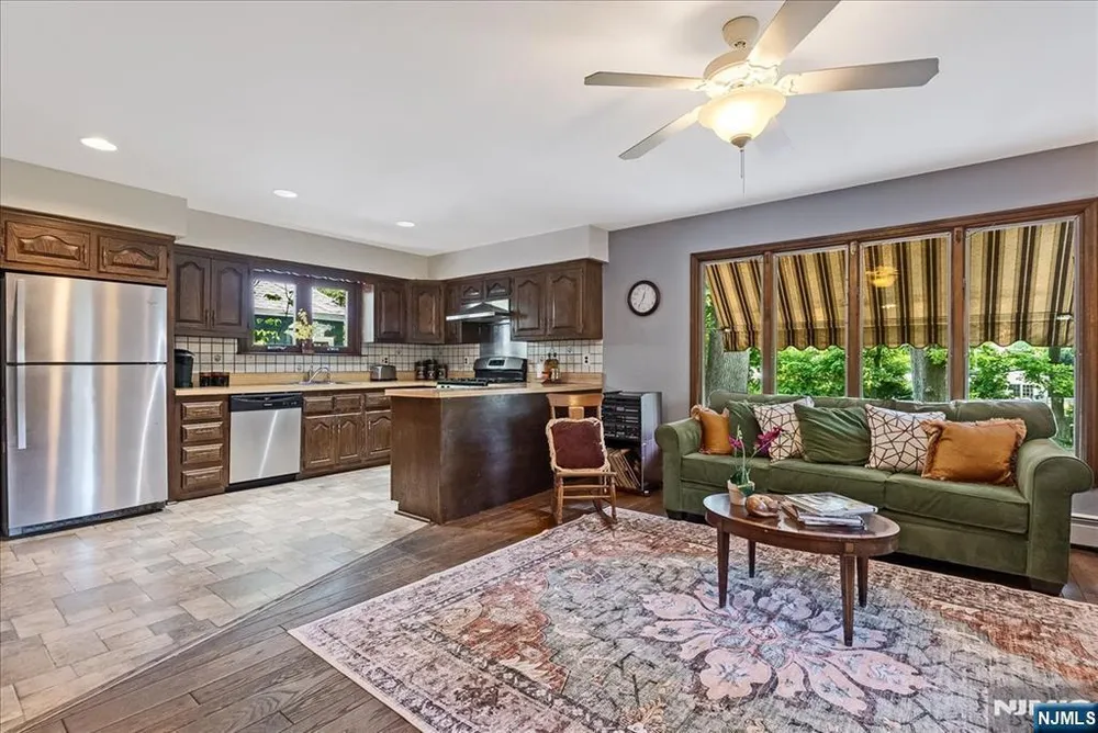 525 S Maple Ave, Glen Rock, NJ 07452