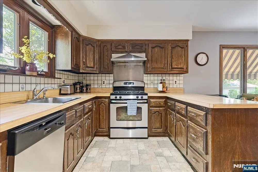 525 S Maple Ave, Glen Rock, NJ 07452