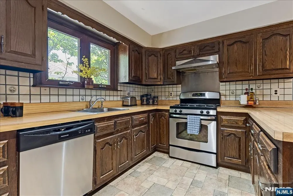 525 S Maple Ave, Glen Rock, NJ 07452