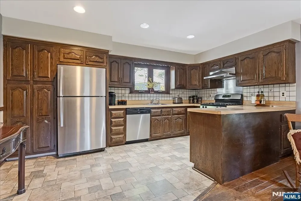 525 S Maple Ave, Glen Rock, NJ 07452