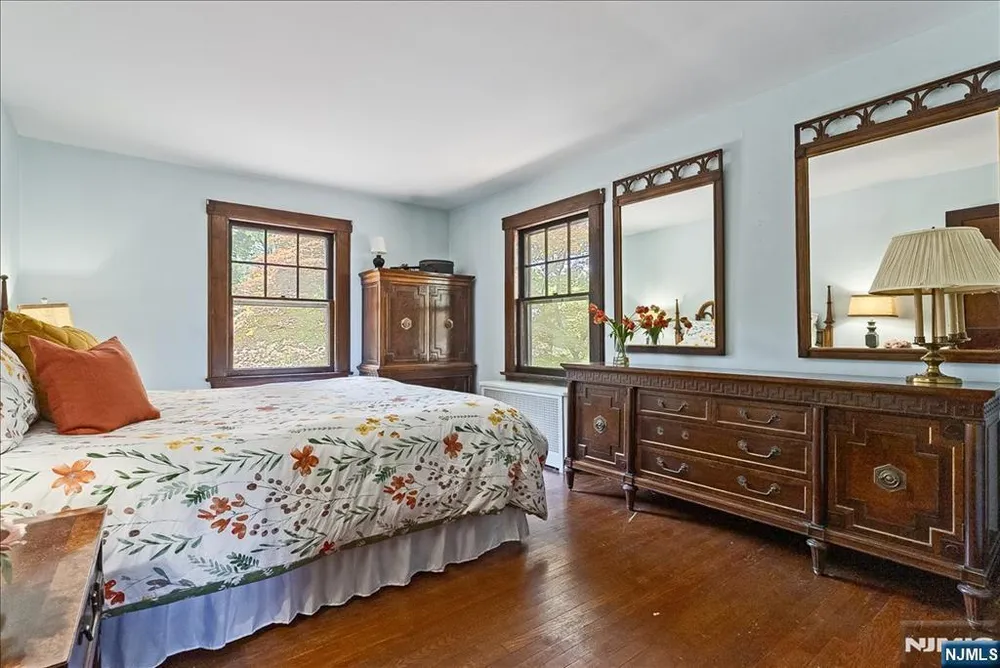 525 S Maple Ave, Glen Rock, NJ 07452