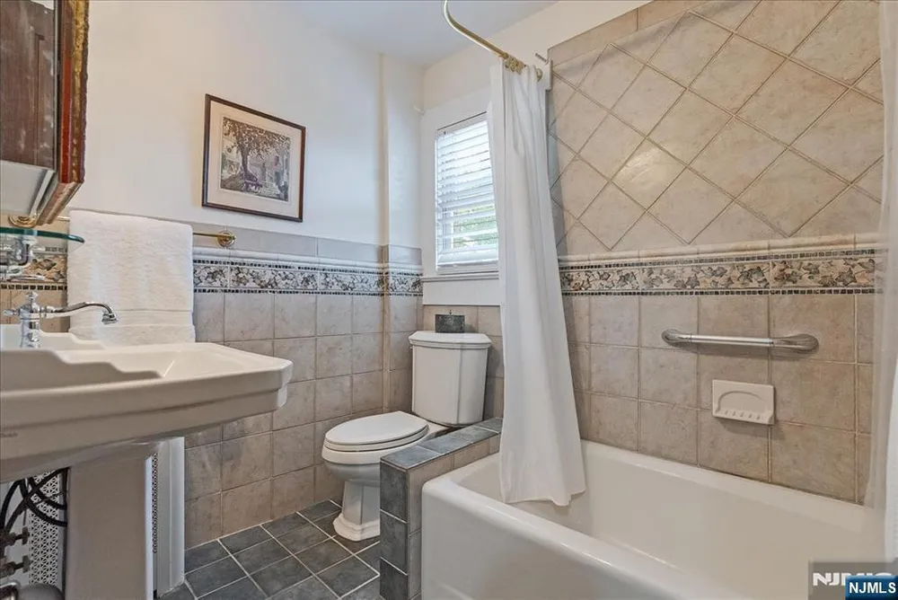 525 S Maple Ave, Glen Rock, NJ 07452