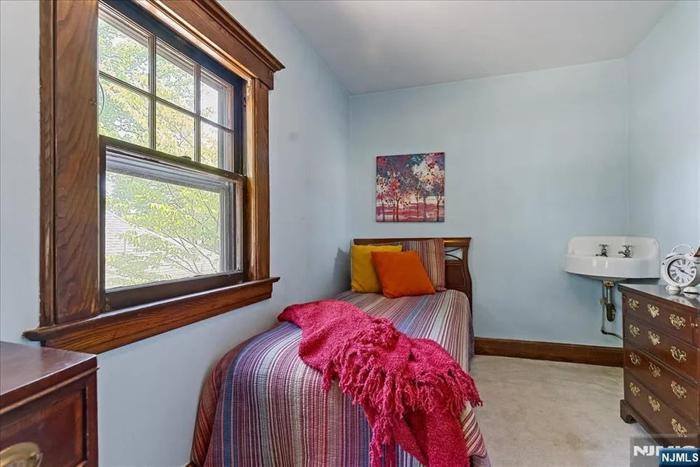 525 S Maple Ave, Glen Rock, NJ 07452