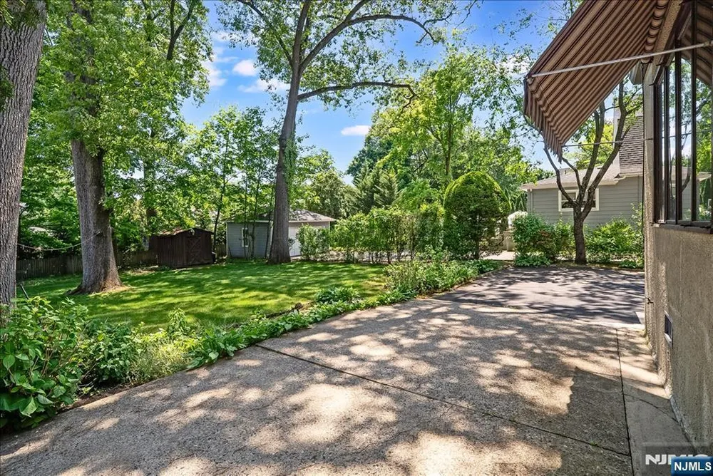 525 S Maple Ave, Glen Rock, NJ 07452
