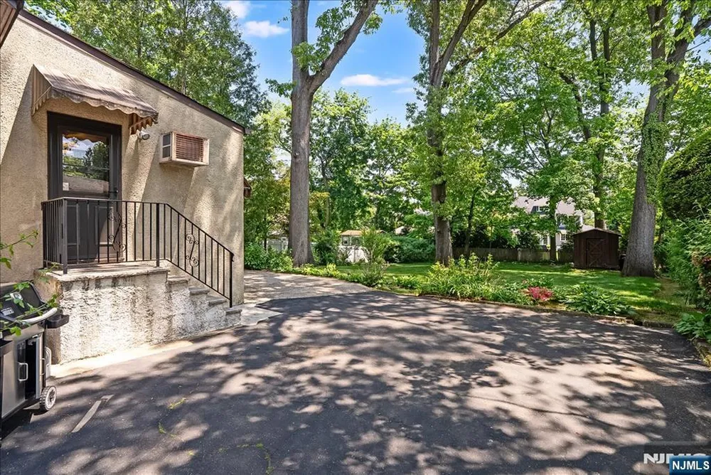 525 S Maple Ave, Glen Rock, NJ 07452