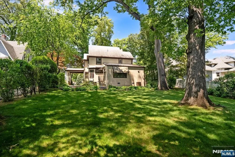 525 S Maple Ave, Glen Rock, NJ 07452