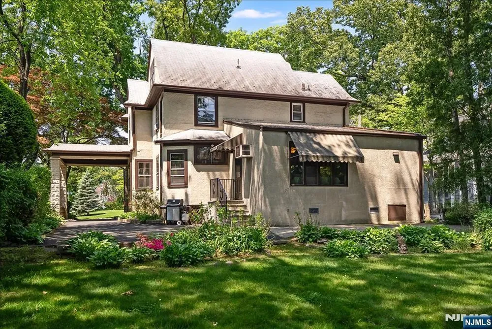 525 S Maple Ave, Glen Rock, NJ 07452
