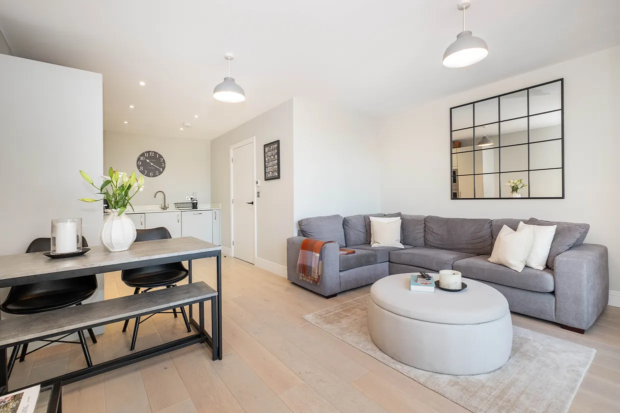 5 Antoinette Close, Kingston Upon Thames, KT1 photo 2
