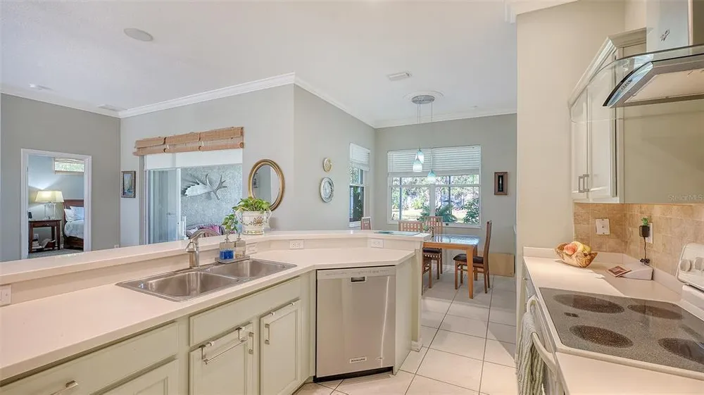 315 Londonderry Dr, Sarasota, FL 34240