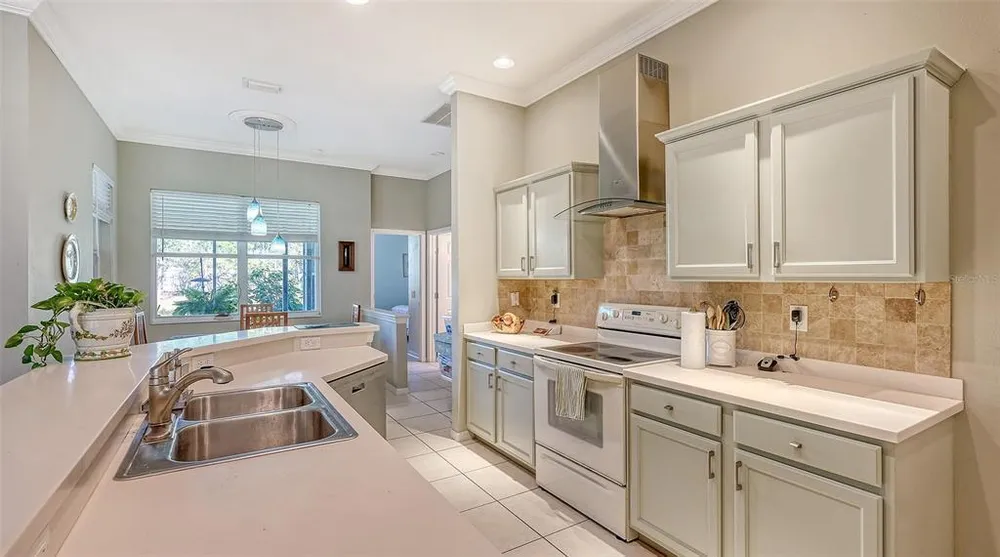 315 Londonderry Dr, Sarasota, FL 34240