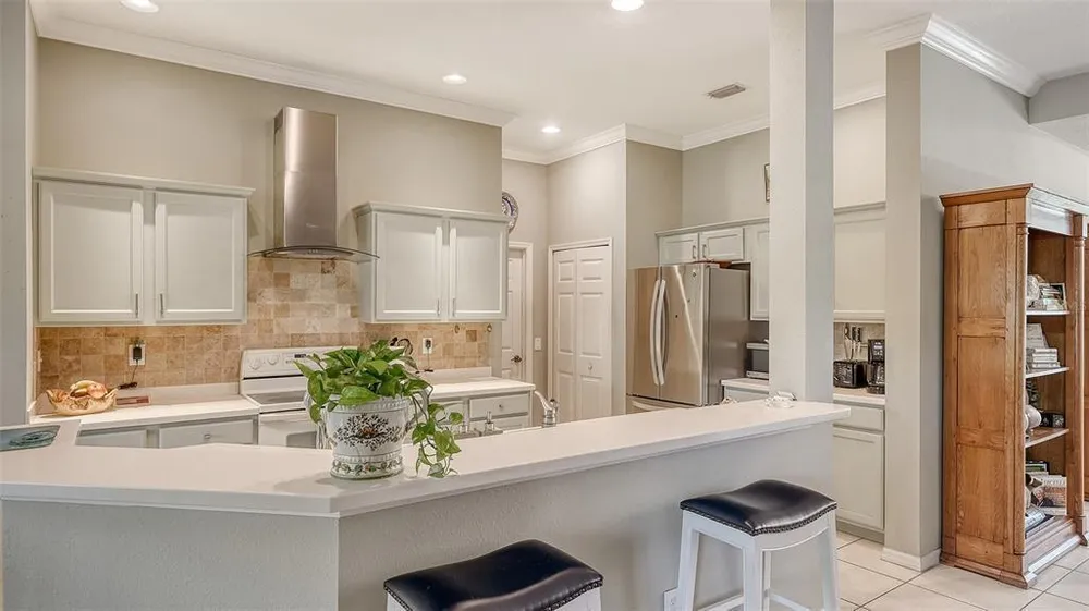 315 Londonderry Dr, Sarasota, FL 34240
