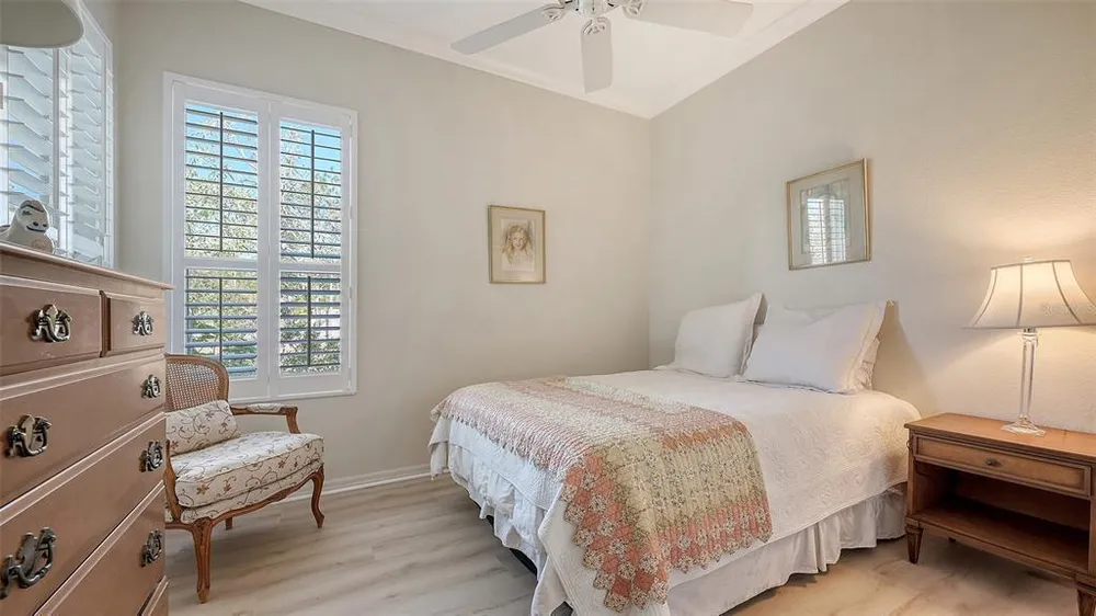 315 Londonderry Dr, Sarasota, FL 34240