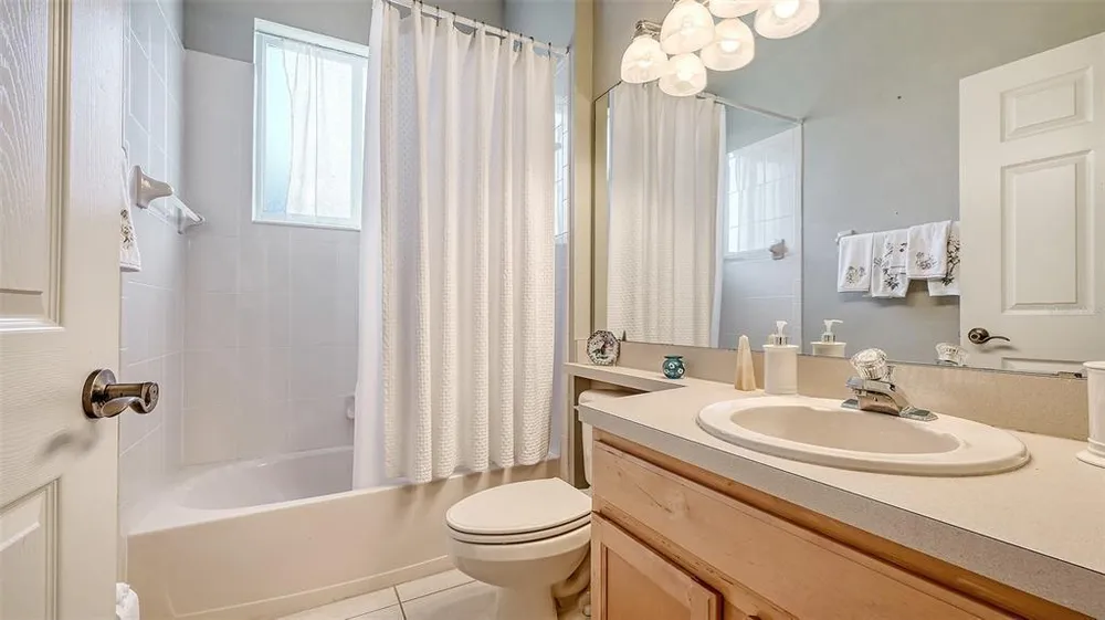 315 Londonderry Dr, Sarasota, FL 34240