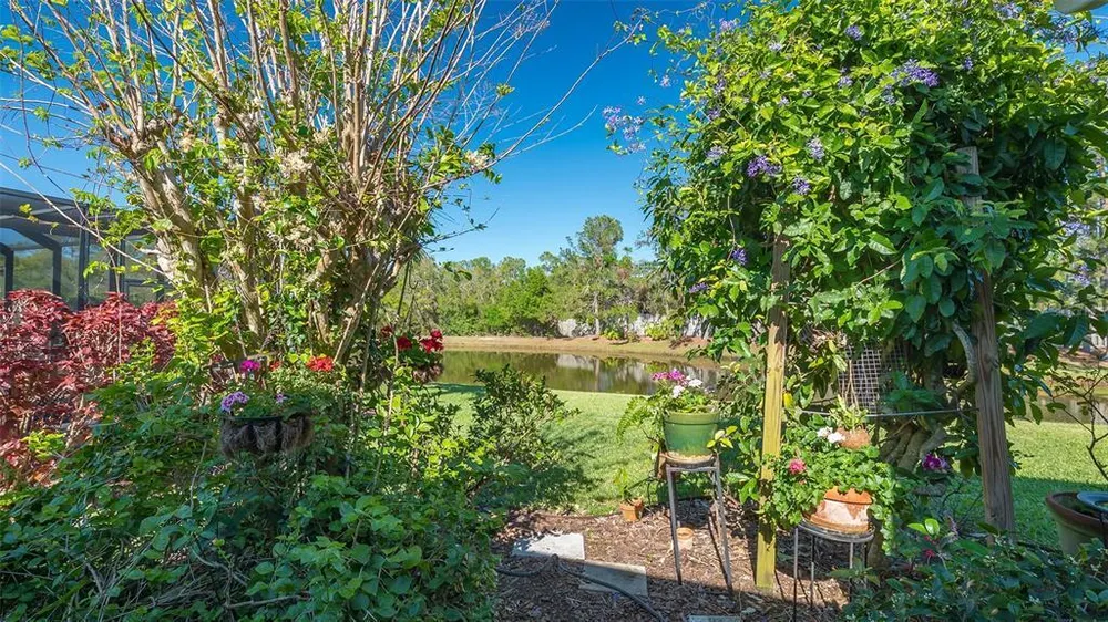 315 Londonderry Dr, Sarasota, FL 34240