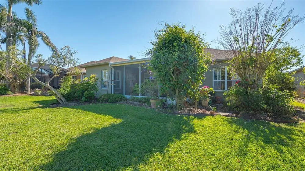 315 Londonderry Dr, Sarasota, FL 34240