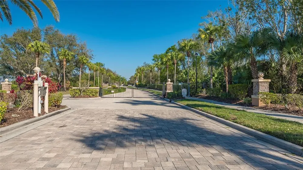 315 Londonderry Dr, Sarasota, FL 34240