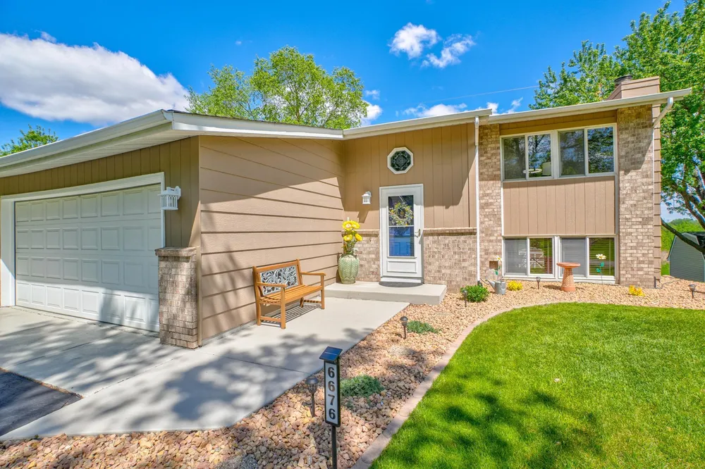 6676 Sandlewood Rd, Woodbury, MN 55125
