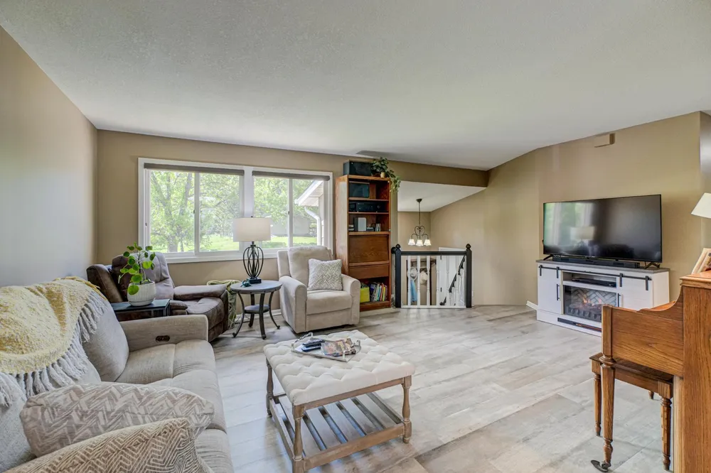 6676 Sandlewood Rd, Woodbury, MN 55125